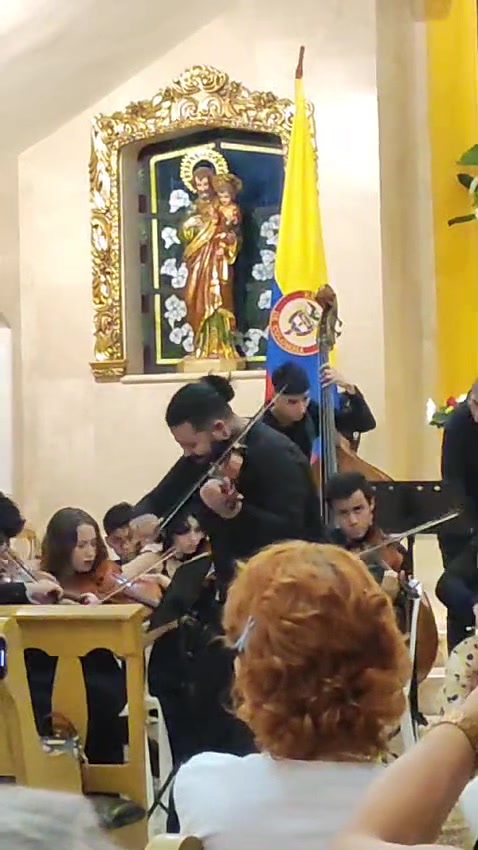Enmanuel Bastidas tocando Vivaldi con su violín